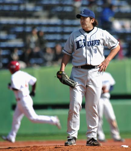 ４回、楽天・高須（左）に満塁本塁打を浴びた西武・石井一