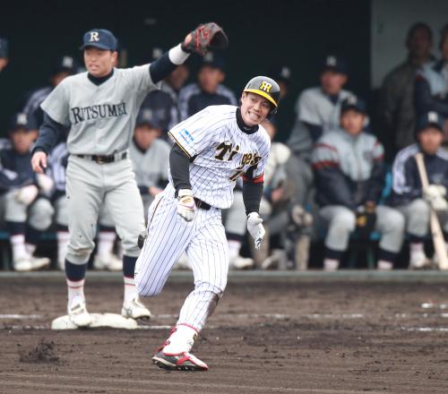 ＜阪神・立命大＞７回、右越えの打球を放った藤井宏は二塁を狙う