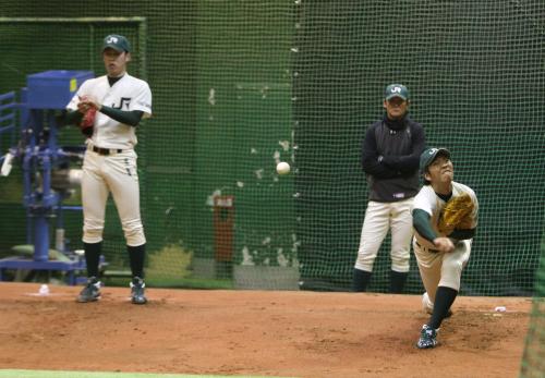 順延決定後「ＱＶＣマリンフィールド」のブルペンで投球練習するＪＲ東日本・金（左）と十亀
