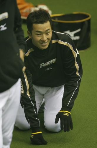 体幹トレーニング中、笑顔を見せる日本ハムの斎藤