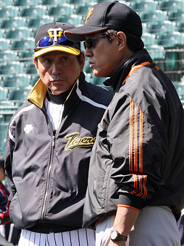 合同練習前に話し込む阪神・真弓監督（左）と巨人・原監督