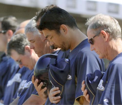 試合開始前、東日本大震災の犠牲者を悼んで黙とうをささげる仙台市出身のブルワーズ・斎藤（右から２人目）ら
