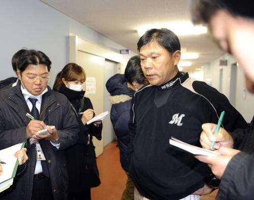 日本ハムとの練習試合中止が決まり、記者の質問に答えるロッテの西村監督（右から２人目）