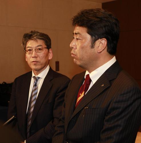 実行委員会を終え、報道陣に囲まれる楽天の井上オーナー代行（左）と米田代表