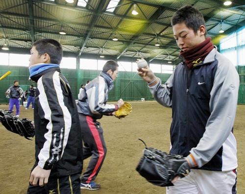 選抜高校野球大会に向け練習する上村主将（右）ら東北高ナイン