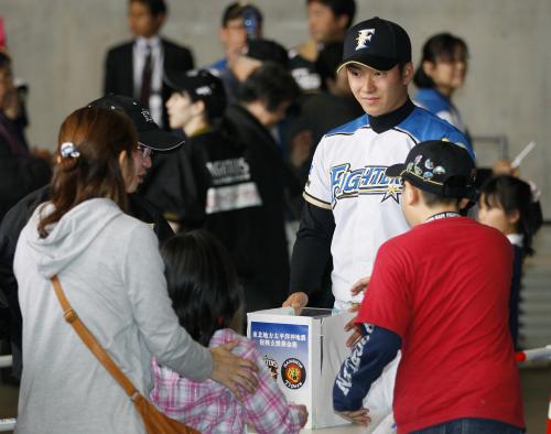 オープン戦の日本ハム―阪神を前に、来場者に募金を呼び掛ける日本ハムの斎藤佑樹投手
