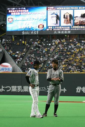 日本ハムとのオープン戦前に金子誠（左）と話し込む阪神・新井選手会長（右）