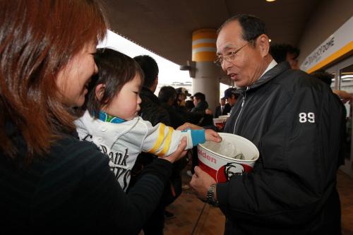 東日本大震災の被災者への募金を呼びかける王会長