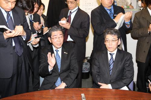 新セ・理事長（左）と井上パ・理事長（右）は、オーナー会議を行う予定であると語る