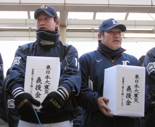 東日本大震災の被災者支援のため、募金活動を行うオリックスの岸田護投手（左）と西武の中村剛也内野手