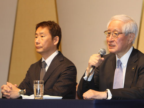 オーナー会議を終え会見を行う議長の楽天・島田オーナー（左）と加藤コミッショナー