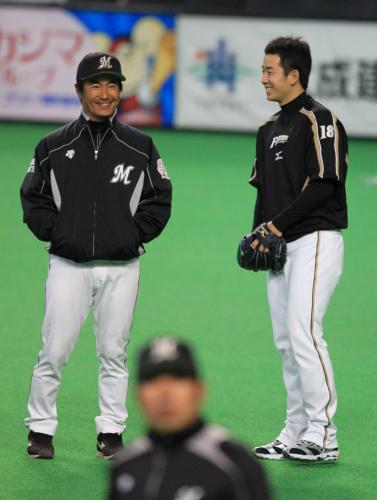 早大の先輩・ロッテの金森打撃コーチ（左）にあいさつする日本ハムの斎藤