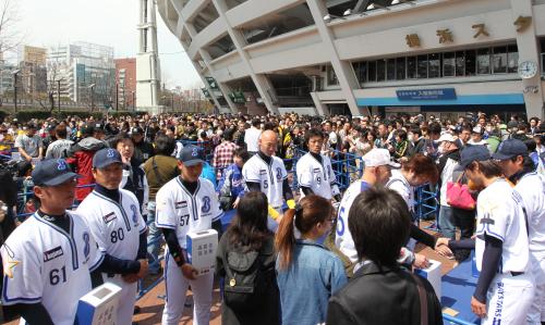 試合前、募金活動を行う（左から）武山、中根コーチ、鶴岡、森本、一輝ら横浜ナイン