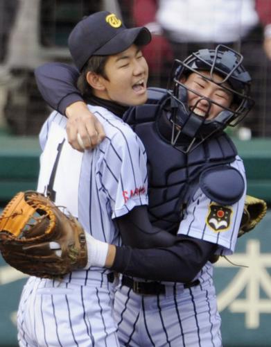 ＜九州国際大付・東海大相模＞選抜高校野球大会で優勝し、マウンドで抱き合って喜ぶ近藤（左）、佐藤の東海大相模バッテリー
