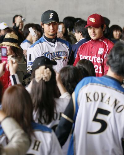 試合前に募金活動する日本ハム・ダルビッシュ（左）と楽天・岩隈