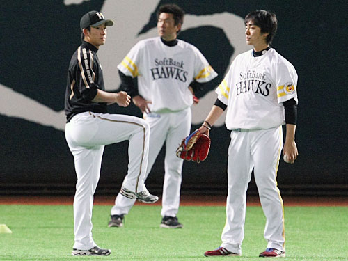 ＜ソ・日　練習試合＞試合前、ソフトバンク・和田（右）と話をする斎藤（左）