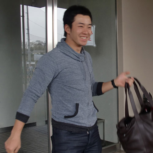 外出先から鎌ケ谷の勇翔寮に戻った日本ハム・斎藤は笑顔を見せる