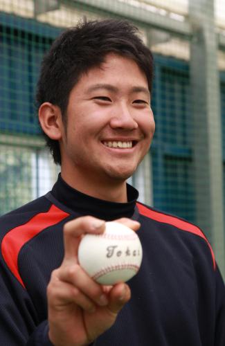 ボールを手に笑顔を見せる東海大のエース・菅野