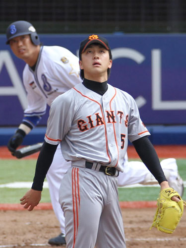 ＜練習試合　横・巨＞３回２死一塁、横浜の村田に２点本塁打を打たれる巨人の沢村