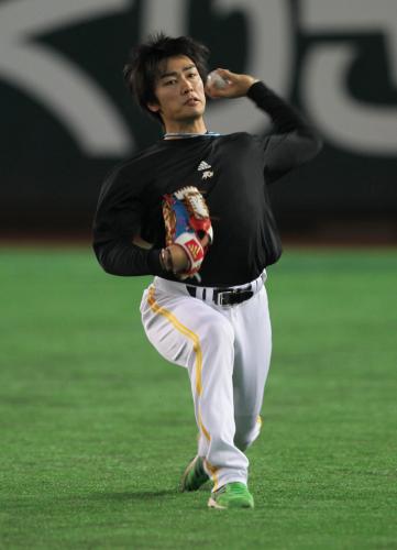 遠投で調整する和田。２年ぶり開幕投手が決定した