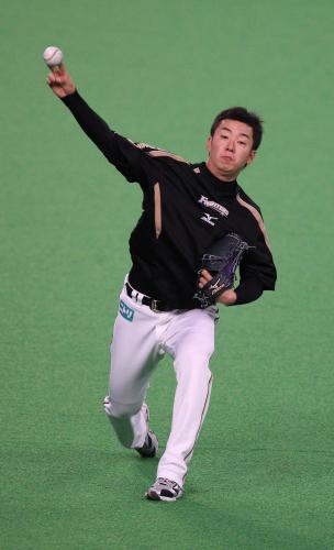 ＜日・西＞試合前の練習でキャッチボールする日本ハムの斎藤