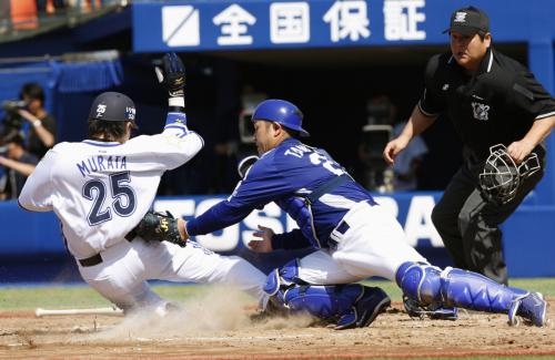 ４回横浜無死一塁、ハーパーの中越え二塁打で一気に生還する村田。捕手谷繁
