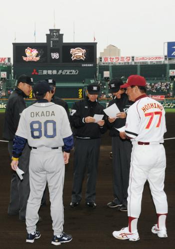 甲子園で試合前にメンバー表を交換し、話をするオリックス・岡田監督（左）と楽天・星野監督