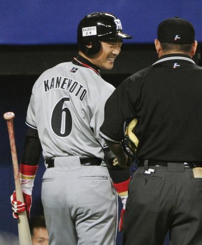 ８回、代打に立ったが、俊介の盗塁失敗で打席が完了せず、森球審（右）と話す阪神・金本