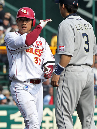 ＜楽・オ＞５回、松井稼は左中間へ先制の２点適時二塁打を放ち、「よっしゃー」