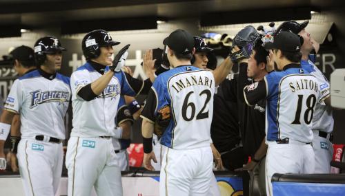 １回、満塁本塁打を放ったホフパワー（右端奥）を迎える日本ハム・斎藤（18）。中央奥から左へ生還した田中、糸井、稲葉