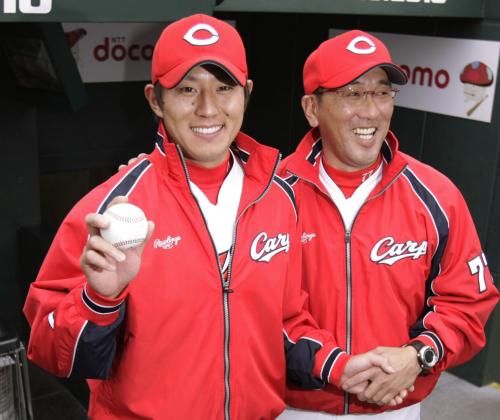 プロ初登板で初勝利を挙げ、ウイニングボールを手に喜ぶ広島・福井。右は野村監督