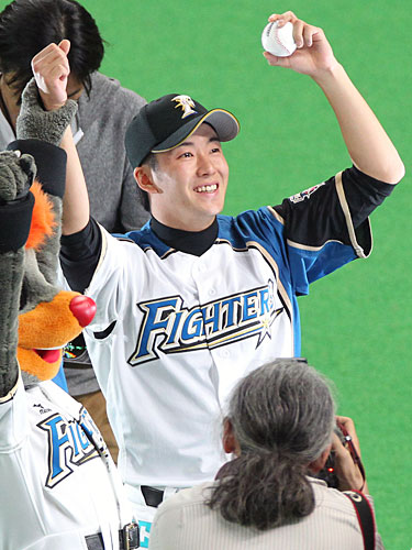 ＜日・ロ＞プロ初勝利の斎藤はウイニングボールを手に笑顔を浮かべる