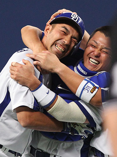 ＜中・神＞延長１０回２死一塁、サヨナラ打を放った和田（左）は谷繁と抱き合って喜ぶ