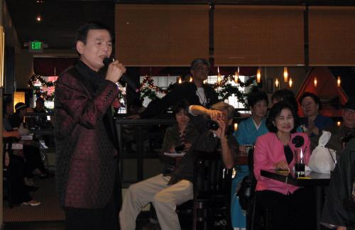 サンフランシスコ市内の飲食店で東日本大震災の慈善コンサートを行った加納吾朗（左）