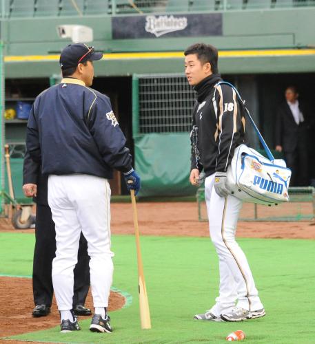 ＜オ・日＞　試合前、岡田監督（左）にあいさつをする斎藤