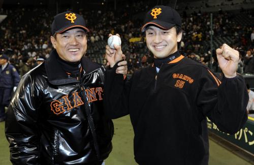 プロ初勝利を挙げ、ウイニングボールを手に原監督（左）とポーズを取る巨人・沢村