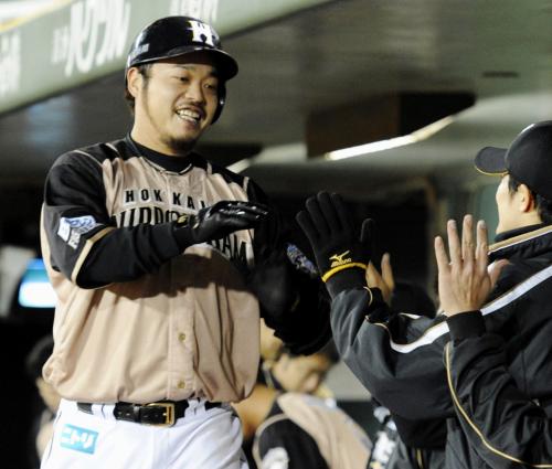 ５回、勝ち越し本塁打を放ち、ベンチで迎えられる日本ハム・小谷野