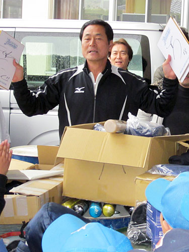 岩手県大槌町を訪れ、ダルビッシュや斎藤のサイン色紙を被災地の子供たちに配る中畑氏
