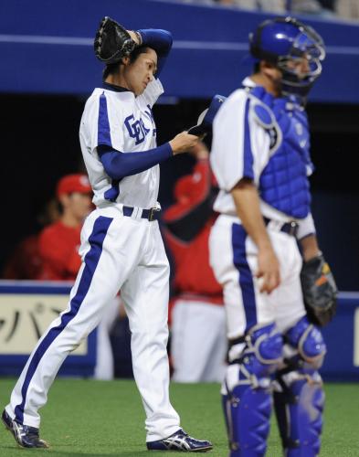 ６回広島１死一、三塁、栗原に先制二塁打を浴びた先発中田賢（左）と捕手谷繁の中日バッテリー