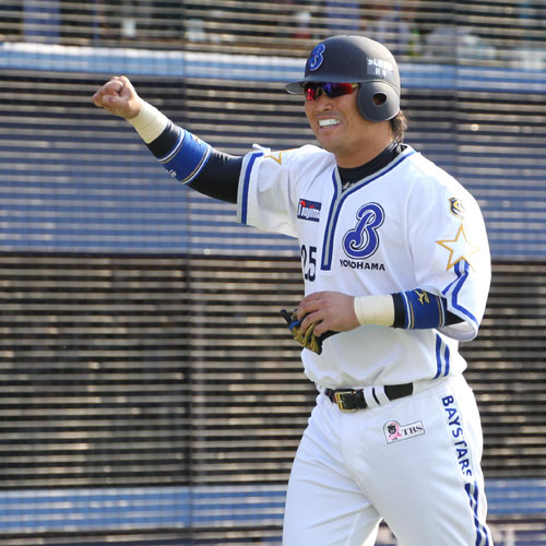 ＜横・巨＞６回２死満塁、右越え３点適時三塁打を放った横浜の村田は拳を突き上げ、ベンチへ戻る