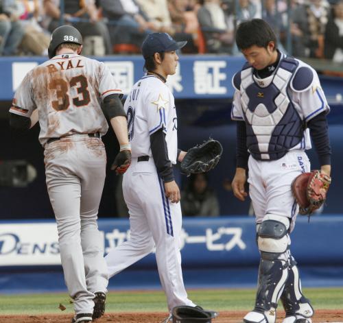 １回、巨人・加藤に走者一掃の二塁打を打たれた横浜・須田（中央）。捕手細山田