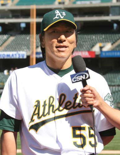 レンジャーズ戦でサヨナラ本塁打を放ち、インタビューを受けるアスレチックス・松井