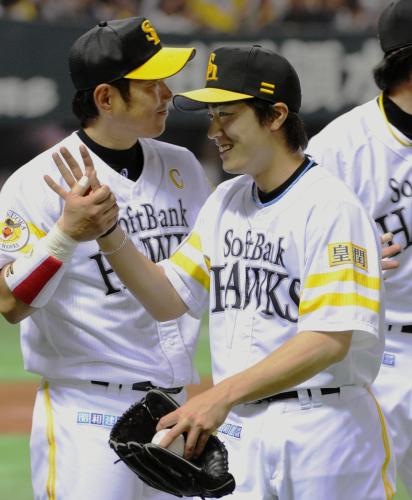 先制打の小久保（左）に迎えられ笑顔を見せる、今季初勝利を挙げたソフトバンク・和田