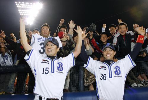 ファンの声援に応える２勝目を挙げた山本（左）と細山田