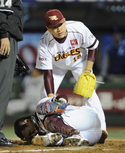 ３回、本塁クロスプレーで左脚を痛めた捕手嶋（下）と、心配そうな田中