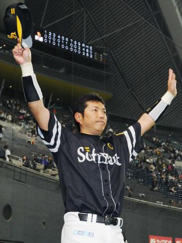 日本ハムに勝利し、ファンの声援に手を振って応えるソフトバンク・小久保