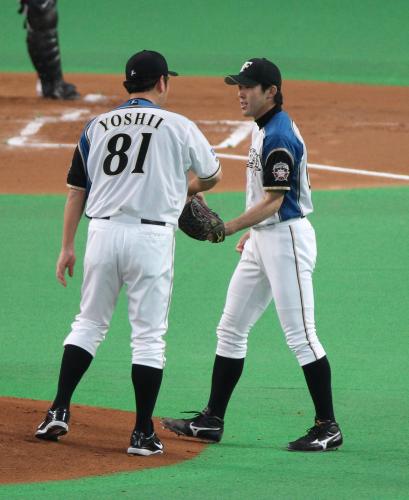 ＜日・ソ＞２回、斎藤に代わって緊急登板した多田野は吉井コーチから球を受けとる