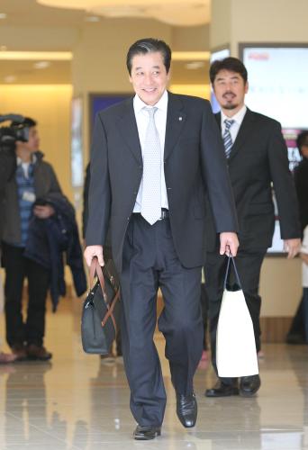 函館空港に到着した日本ハム・梨田監督、吉井投手コーチ（右）