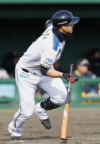 ７回日本ハム１死満塁、中田が左翼線に２点二塁打を放つ