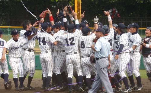 関西六大学野球リーグで２季連続の優勝を決め、喜ぶ龍谷大の選手たち